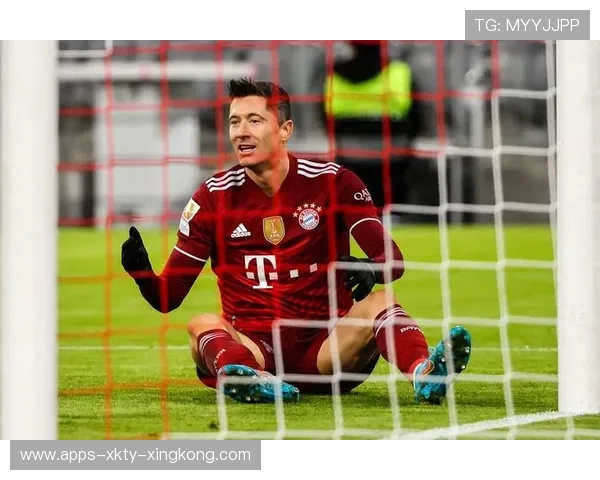 莱万远射引发门前混乱，拜仁攻势愈发猛烈